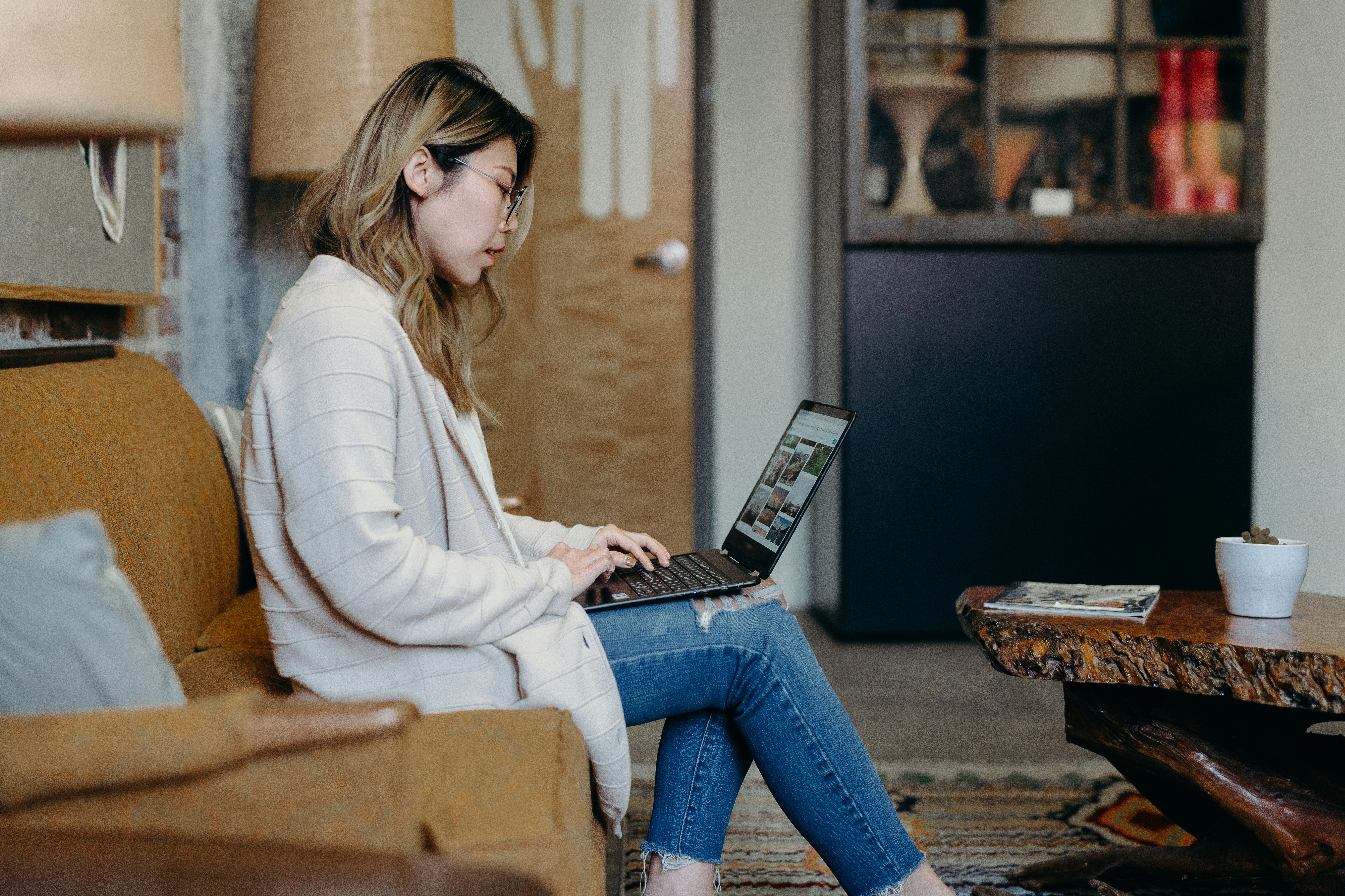 woman selling from her computer